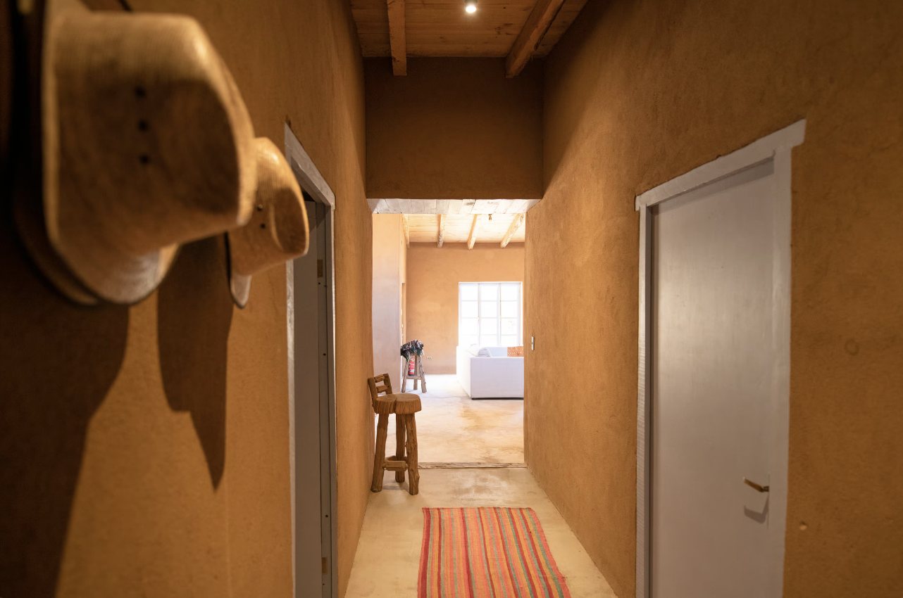 Corredor de adobe en Casa Álvarez