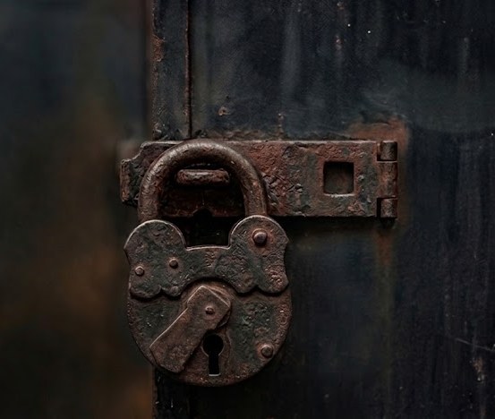 Puerta antigua con candado
