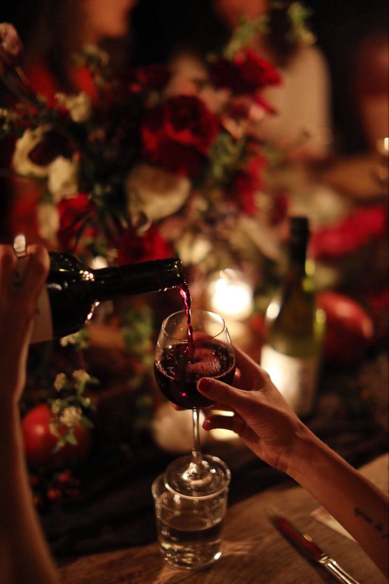 Vino servido a la luz de las velas